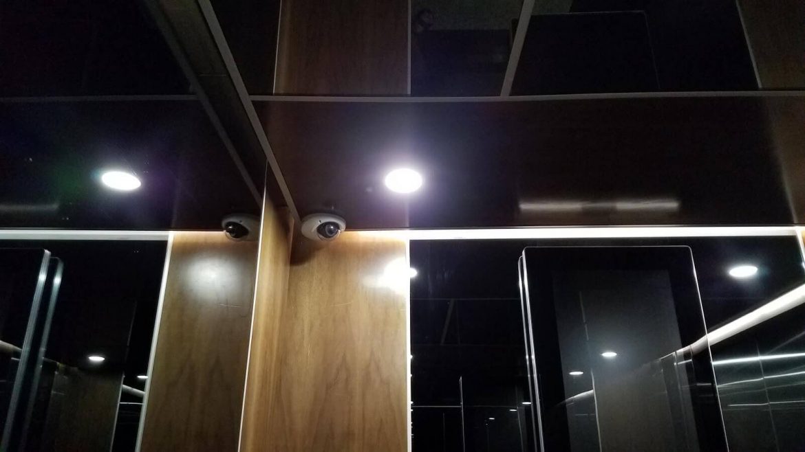 Bạn có muốn ở chung cư cao tầng mà không có camera trong thang máy?